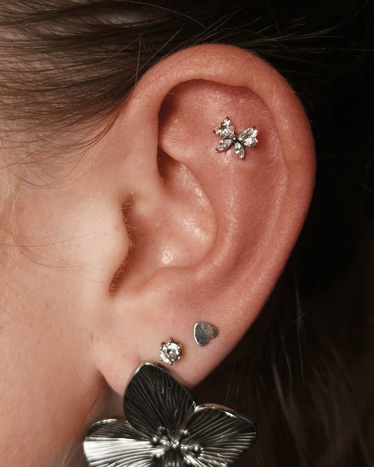 Piercing en titane Strik avec cristaux - Anabella