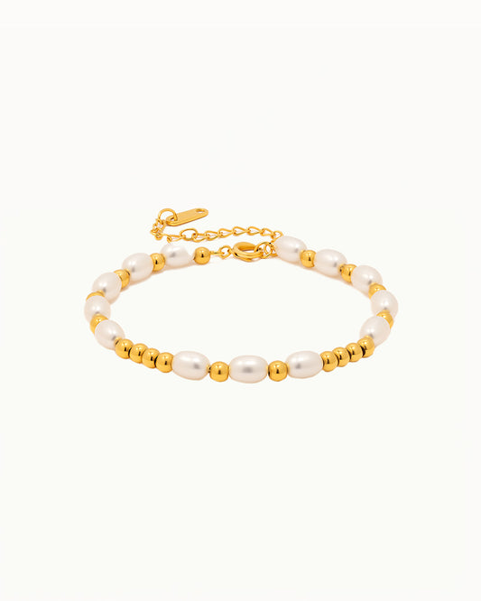 Goldfarbenes Perlenarmband mit weißen Perlen - Britney