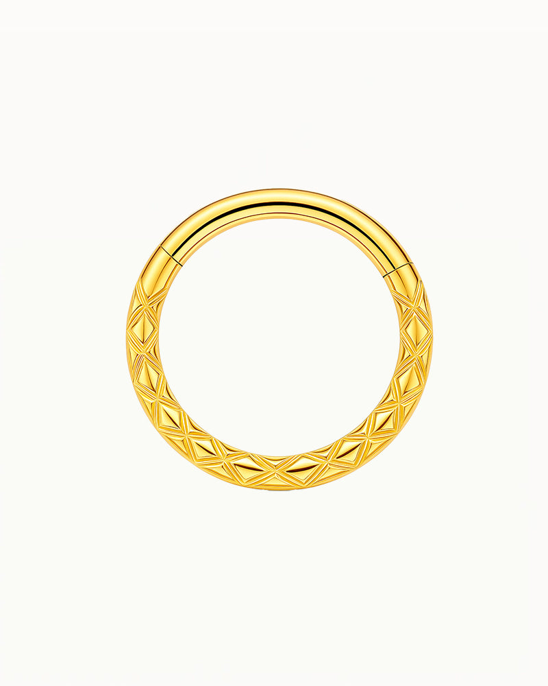 Titan-Piercing mit geometrischer Gravur - Quinn
