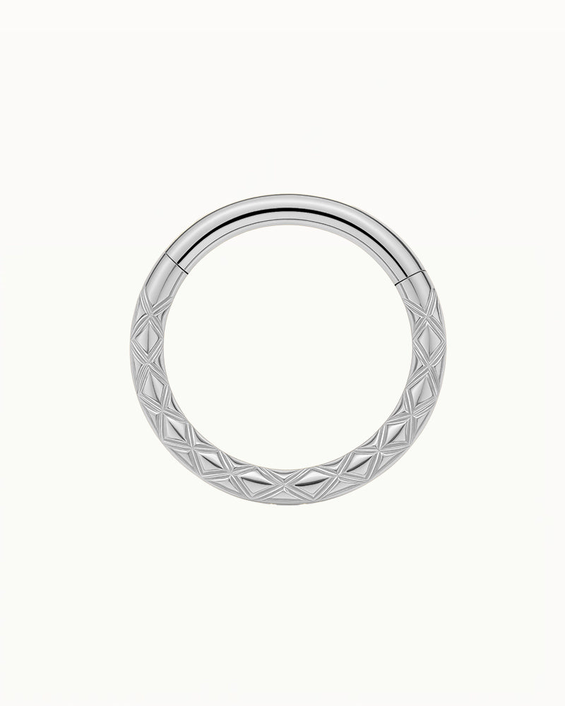 Titan-Piercing mit geometrischer Gravur - Quinn