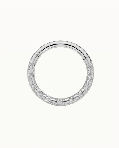 Titan-Piercing mit geometrischer Gravur - Quinn