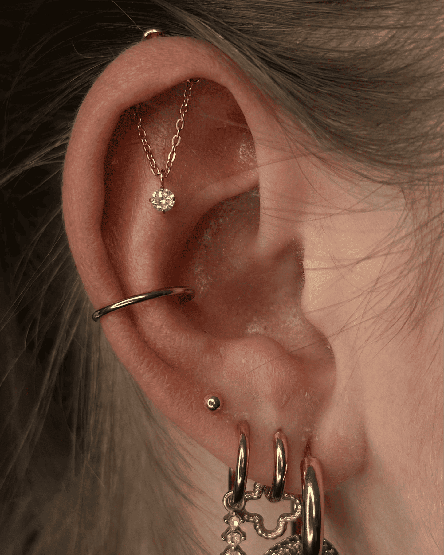 Piercing en titane avec chaîne et cristal - Nisa