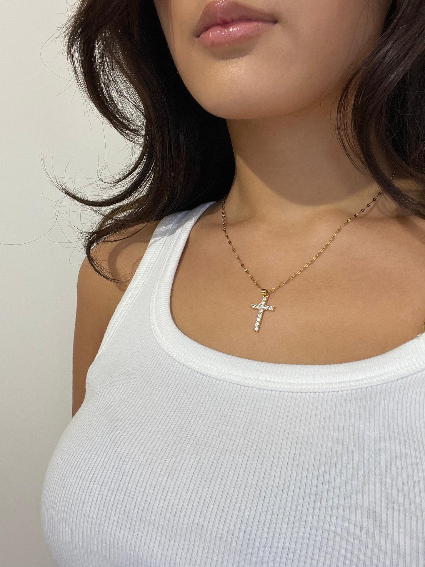 Gouden Kruis Hanger met Sprankelende Kristallen - Paulina